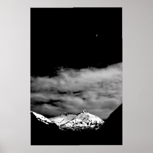 Póster Luna sobre montaña cubierta de nieve por J.W. Fath