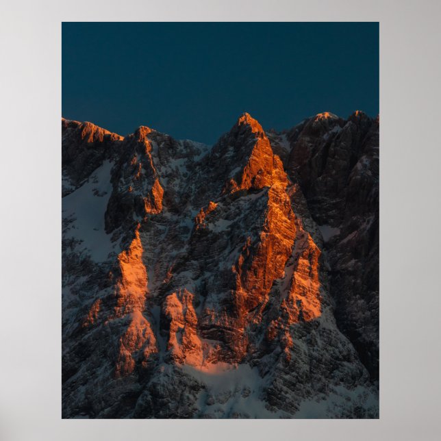 Póster Luz del atardecer en majestuosas montañas (Frente)