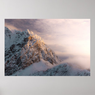 Póster Luz deslumbrante y niebla en la montaña