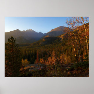 Póster Luz matutina sobre las montañas rocosas en otoño