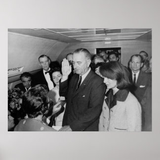 Póster Lyndon B. Johnson tomando el juramento del cargo
