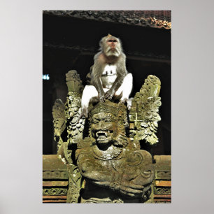 Póster Macaque en una estatua del templo