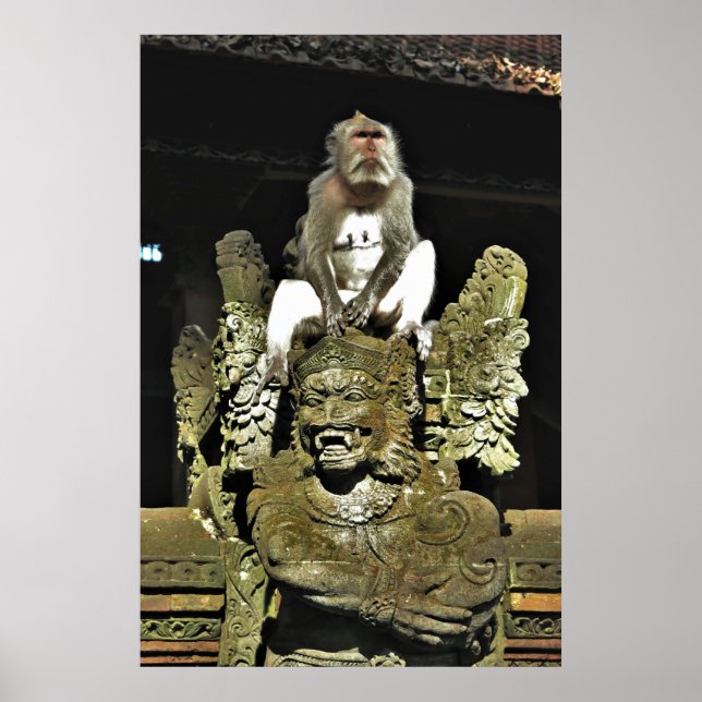 Póster Macaque en una estatua del templo (Frente)