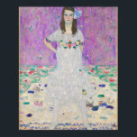 Póster Mada Primavesi por Gustav Klimt Chica en Purple<br><div class="desc">Famoso retrato de Mada Primavesi por Gustav Klimt. En este cuadro,  un chica de brunette vestido de blanco bonito con flores frente a un fondo violeta. Colores encantadores en esta obra de arte vintage de una mujer.</div>