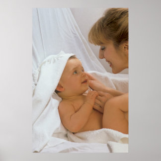 Póster Madre con bebé en la cama hablando,