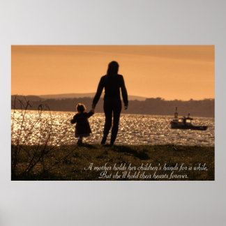 Póster Madre e hija tomándose de la mano al atardecer pos