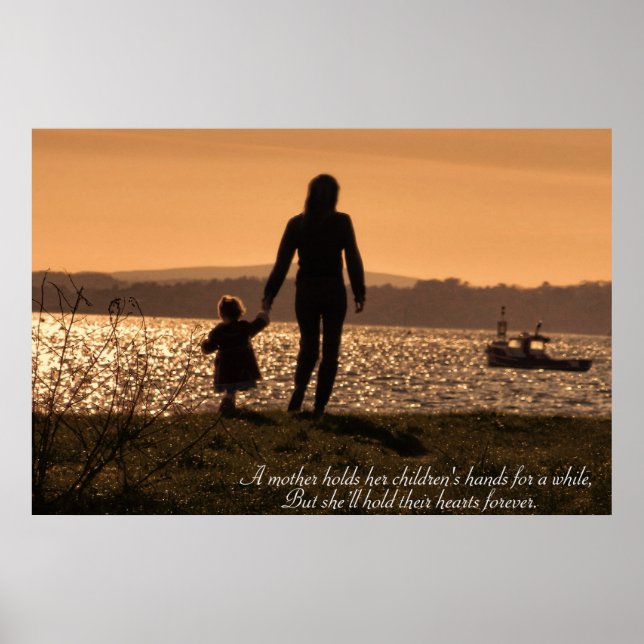 Póster Madre e hija tomándose de la mano al atardecer pos (Frente)