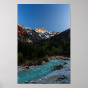 Póster Magnífica puesta de sol sobre las montañas y el rí