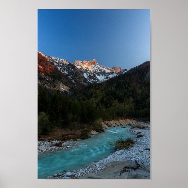 Póster Magnífica puesta de sol sobre las montañas y el rí (Frente)