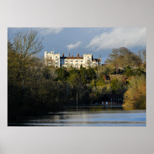 Póster Majestuosa Casa Blanca con Vista al Río