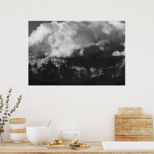 Póster Majestuosa montaña debajo de las nubes