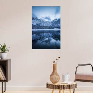 Póster Majestuosa montaña Mangart reflejo lago Fusine