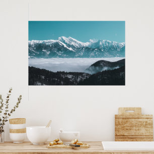 Póster Majestuosas montañas elevándose sobre un valle bru