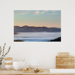 Póster Majestuoso monte Triglav con niebla en el valle