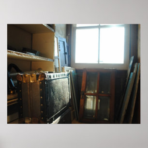 Póster Maleta en el ático