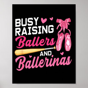 Póster Mamá divertida ocupada criando jugadores y bailari