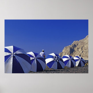 Póster Man and Beach Umbrellas, Santorini (Grecia)
