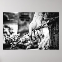 Mano sosteniendo una escultura de cementerio rosa