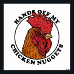 Póster Manos fuera de mis pepitas de pollo<br><div class="desc">"Manos fuera de mis pepitas de pollo" gráfico diseñado por bCreative muestra una cabeza de gallo marrón con las palabras alrededor de un círculo! ¡Esto es un gran regalo para la familia, los amigos o un regalo para usted mismo! Este gráfico divertido es una gran adición al estilo de cualquiera....</div>