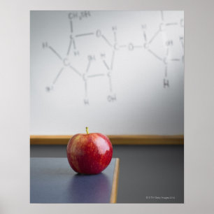 Póster manzana roja sentada en el escritorio de los profe