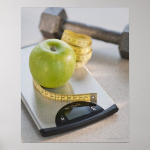 Póster Manzana verde en escala del peso, cinta métrica y