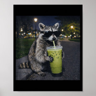 Póster Mapache bebiendo matcha latte helado animal divert