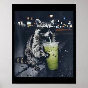 Póster Mapache divertido bebiendo matcha con hielo latte