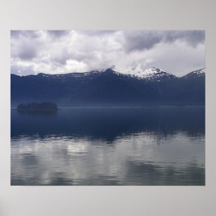 Póster Mar de Alaska brumoso en tonos azules