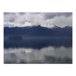 Póster Mar de Alaska brumoso en tonos azules