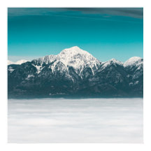 Mar de niebla bajo la montaña