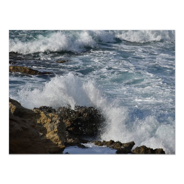 Póster Mar tormentoso, olas que caen sobre rocas (Anverso)