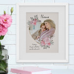 Póster Marco dorado de foto en forma de corazón floral ro<br><div class="desc">Personalizado poster de fotos que puedes personalizar para cualquiera y agregar un dicho o palabras favoritas del corazón. Tu foto se coloca en un marco dorado geométrico en forma de corazón. El marco de piedras preciosas está decorado con ramos acuarelas de flores rosas. Está escrito con la frase "Nana .....</div>