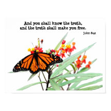 Mariposa en Milkweed, con verso (John 8:32)