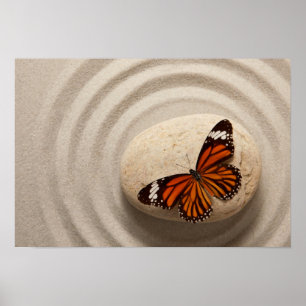 Póster Mariposa monarca en una piedra en un jardín zen