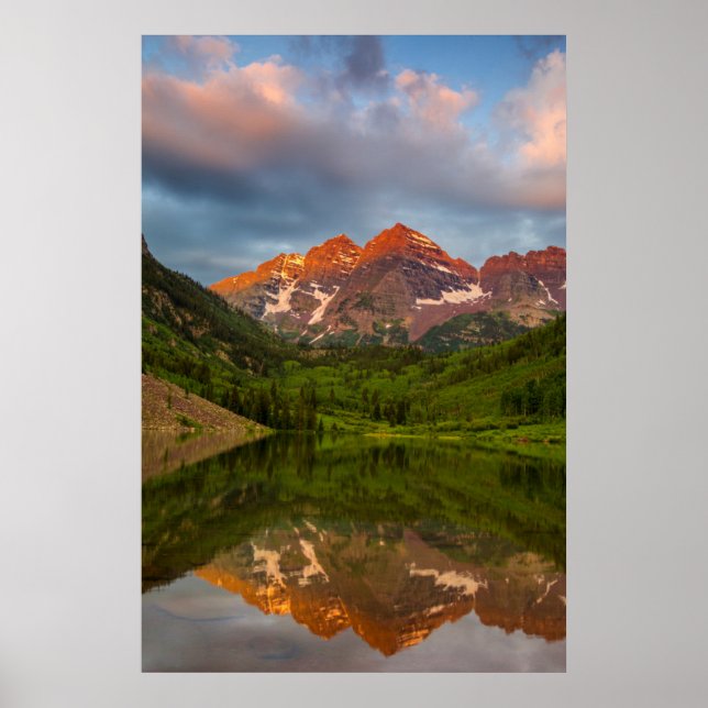 Póster Maroon Bells se refleja en el tranquilo lago Maroo (Frente)