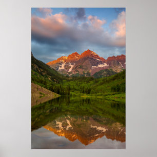 Póster Maroon Bells se reflejan en el tranquilo lago Maro