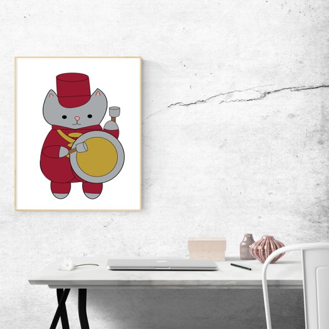 Póster Marrón de gato y oro de banda de marcha (A poster featuring a bass drummer cat wearing a maroon and gold marching band uniform)