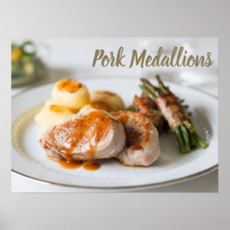 Póster Medallones de cerdo con solomillo con papas y frij
