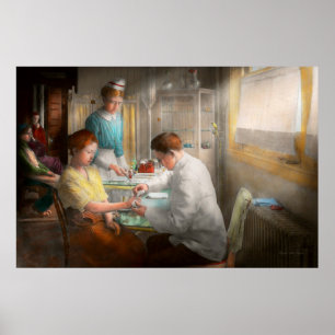 Póster Médico - Aplicando primeros auxilios - 1917