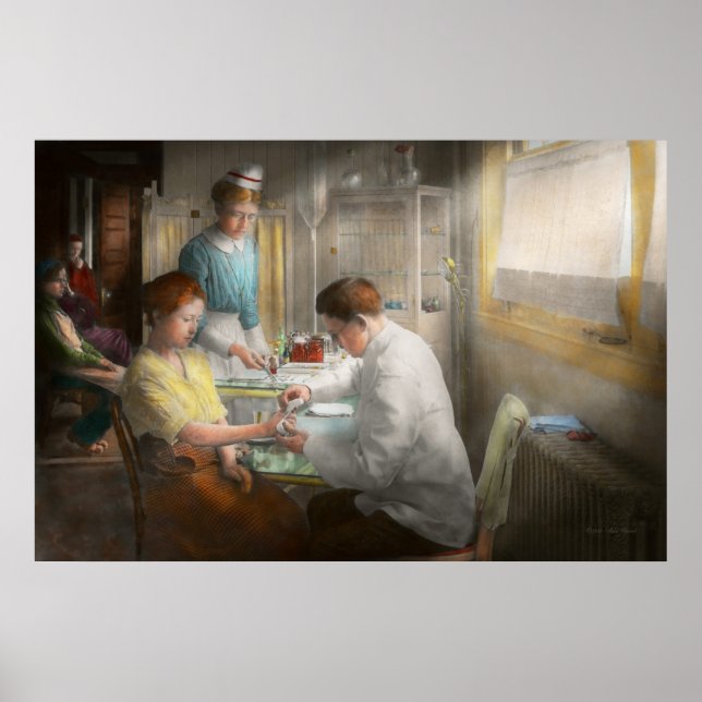 Póster Médico - Aplicando primeros auxilios - 1917 (Frente)