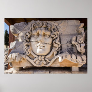 Póster Medusa Cargando En Ruinas Griegas