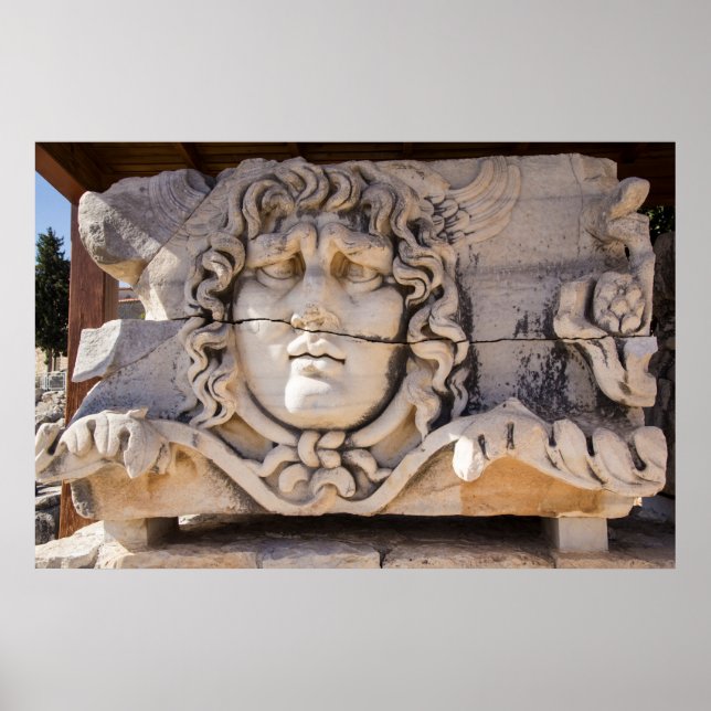 Póster Medusa Cargando En Ruinas Griegas (Frente)