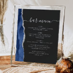 Póster Menú Barra boda Agato de plata azul marino Oscuro<br><div class="desc">Una seña elegante para el menú de la barra boda. Las palabras "menú de barras" aparecen en caligrafía de escritura a mano de color gris plateado con cambios al principio y al final, con texto de personalizable debajo. Una acuarela azul marino recortada con un purpurina falso plateado decora el borde...</div>