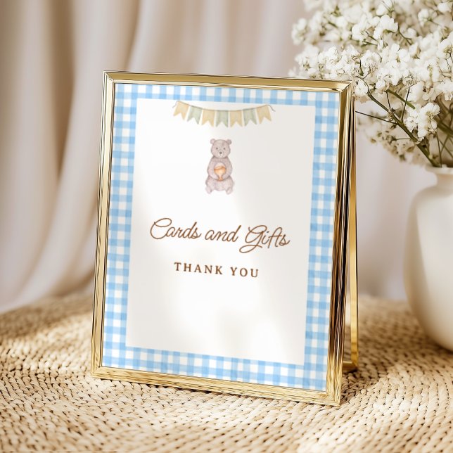 Póster Mesa de Mesa de Cumpleaños de Oso Rústico de Cuadr (Rustic Bear Blue Gingham Tabletop Sign)