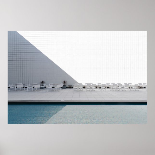 PÓSTER MESA DE PATIO BLANCO CON SILLAS DURANTE EL DÍA (Frente)