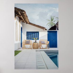 Póster Mesas de mimbre y dos sillas cerca de la piscina