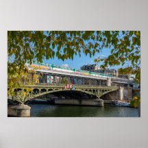 Metro en el puente Bir-Hakeim - París, Francia