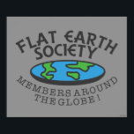 Póster Miembros de la Sociedad de la Tierra Plana Alreded<br><div class="desc">"Plano Earth Society Member Around the Globe", imagen plana de la Tierra diseñada por bCreative muestra una Tierra aplastada con el texto irónico escrito alrededor del disco. ¡Esto es un gran regalo para la familia, los amigos o un regalo para usted mismo! Este gráfico divertido es una gran adición al...</div>