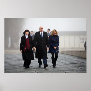 Póster Mike, Karen y Charlotte Pence en Dachau