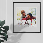 Póster Mínimo DAD superposición Día del Padre foto Keepsa<br><div class="desc">Muéstrale al papá especial en tu vida cuánto te importa este Día del Padre con una placa fotográfica personalizada única para papá. El diseño presenta un diseño fotográfico mínimo y simple con letras "DAD" colocadas sobre la foto en blanco. Personaliza tu foto especial y tu texto personalizado. ¡poster de fotos...</div>